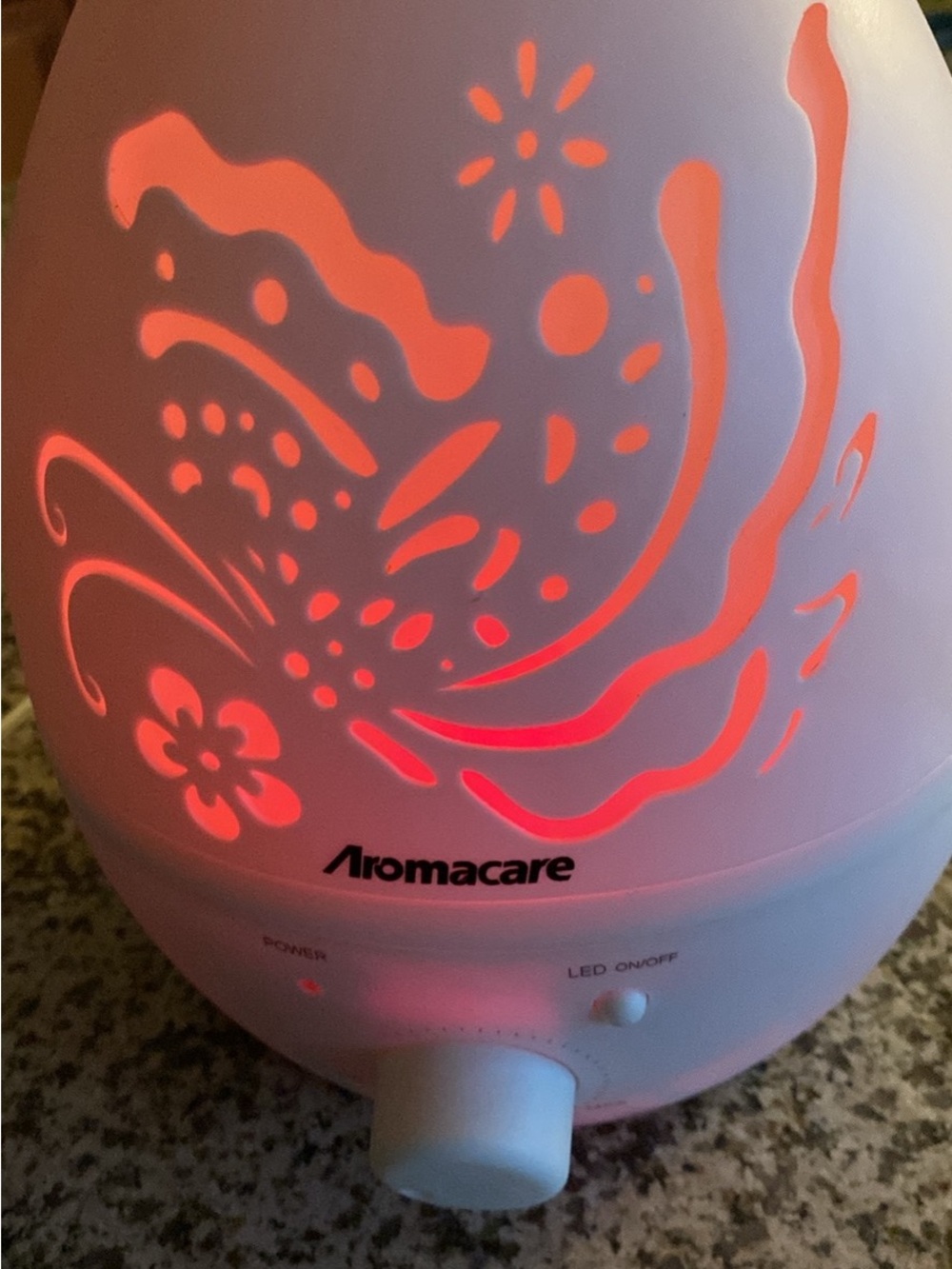 White Aromacare Humidifier/Diffuser with LED light - Picture 7 of 10